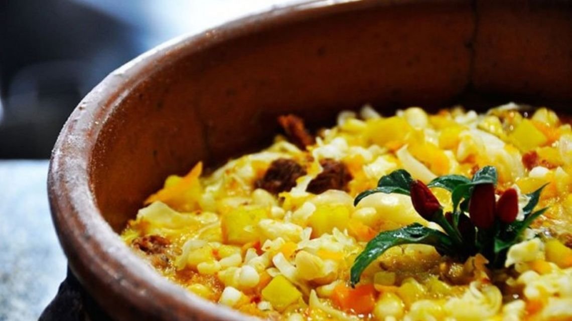 Delicias Cuyanas El término "locro" se refiere a un plato tradicional de la cocina argentina, especialmente consumido en días patrios como el 25 de mayo y el 9 de julio. Es un guiso espeso que generalmente lleva maíz, porotos, carne (puede ser de cerdo o vaca), chorizo y verduras. Si necesitás más información o un contexto específico sobre el locro, decime y te ayudo. receta