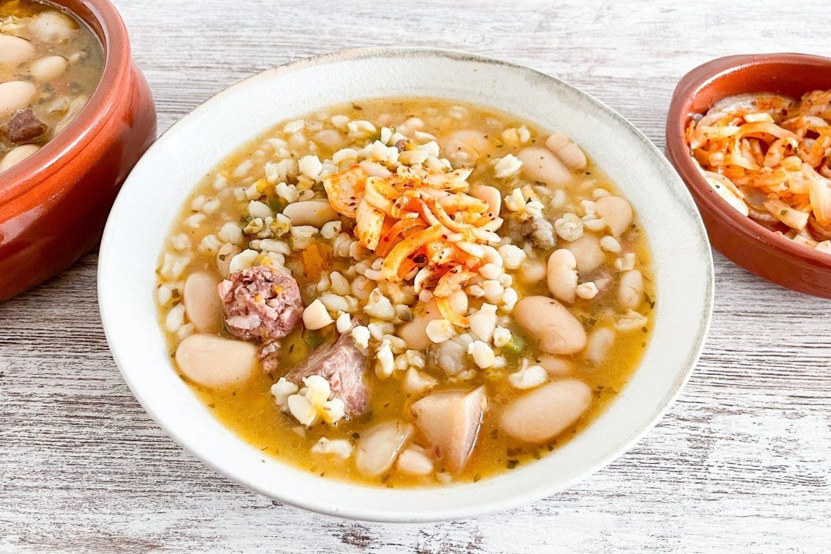 Descubriendo el locro de invierno de Choly Berreteaga El término "locro" se refiere a un plato tradicional de la gastronomía argentina, especialmente consumido en fechas patrias como el 25 de mayo y el 9 de julio. Es un guiso a base de maíz, carne, zapallo y otros ingredientes que varían según la región. Si necesitás más información o un contexto específico sobre el locro, no dudes en decírmelo. receta