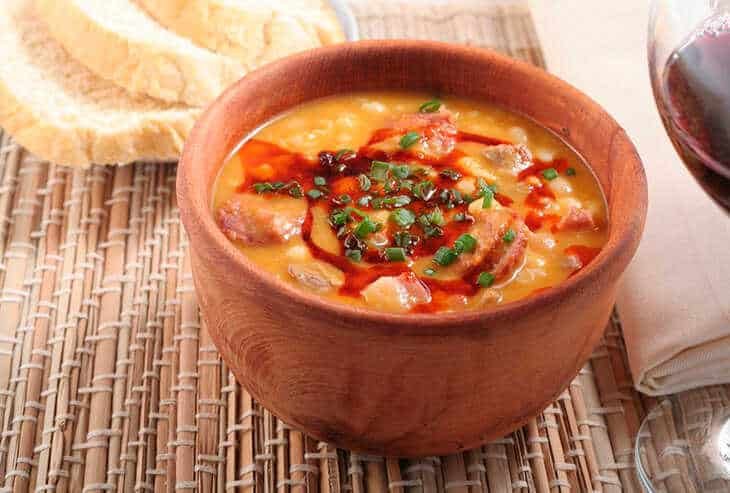 El locro autoral de Dolli Irigoyen El término "locro" se refiere a un plato tradicional argentino, especialmente popular en las festividades patrias. Es un guiso espeso que generalmente se prepara con maíz, porotos, carne de cerdo, chorizo y otros ingredientes. Se suele servir caliente y es muy apreciado en reuniones familiares y celebraciones. ¿Te gustaría saber más sobre la receta o su historia? receta
