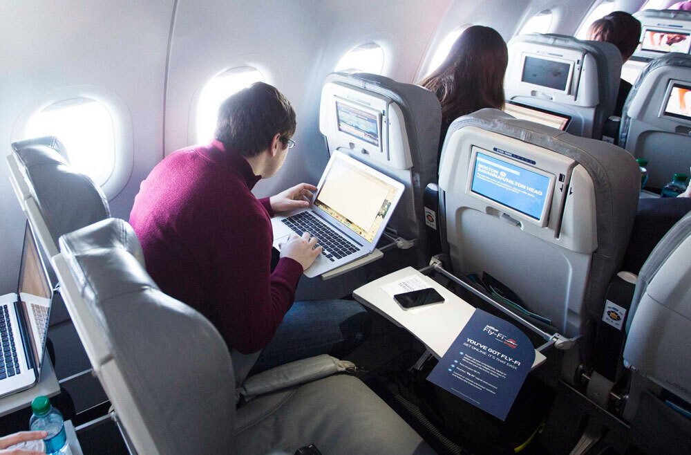 ¡No te pares! Las aerolíneas de Turquía multarán a los pasajeros que se levanten de sus asientos antes de tiempo en Redacción Clarín, Un