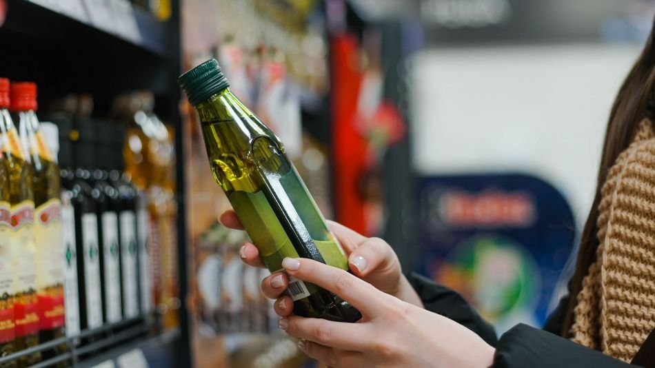Exigen que el retiro urgente de todos los supermercados de este conocido aceite de oliva por ser ilegal en El Cronista, Información General