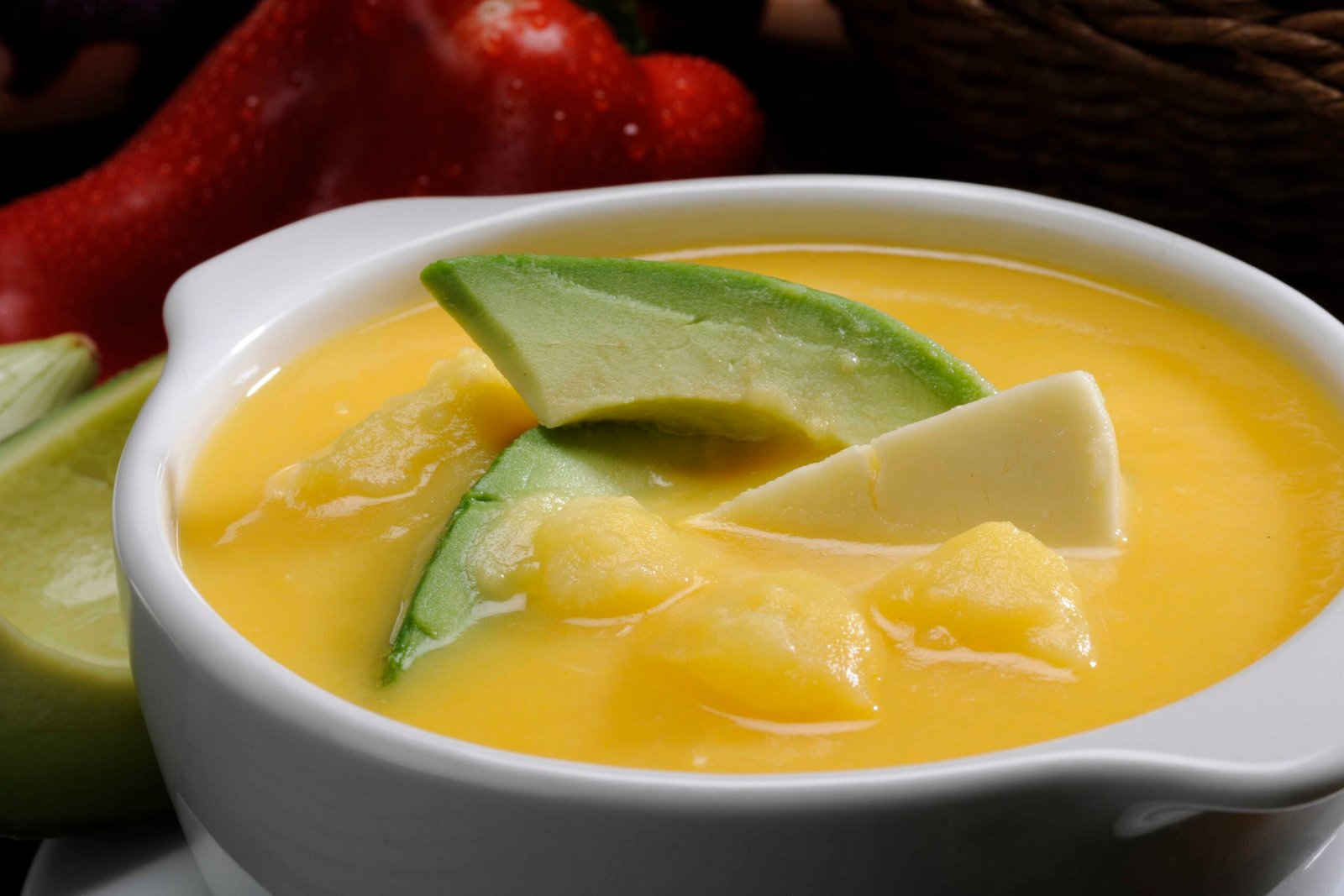 El locro de primavera El término "locro" se refiere a un plato tradicional de la cocina argentina, especialmente popular en fechas patrias como el 25 de mayo y el 9 de julio. Se trata de un guiso espeso que generalmente incluye maíz, porotos (frijoles), carne de cerdo, chorizo, panceta y a veces verduras como zapallo y papa. Es un plato muy reconfortante y nutritivo, ideal para compartir en familia o con amigos. receta