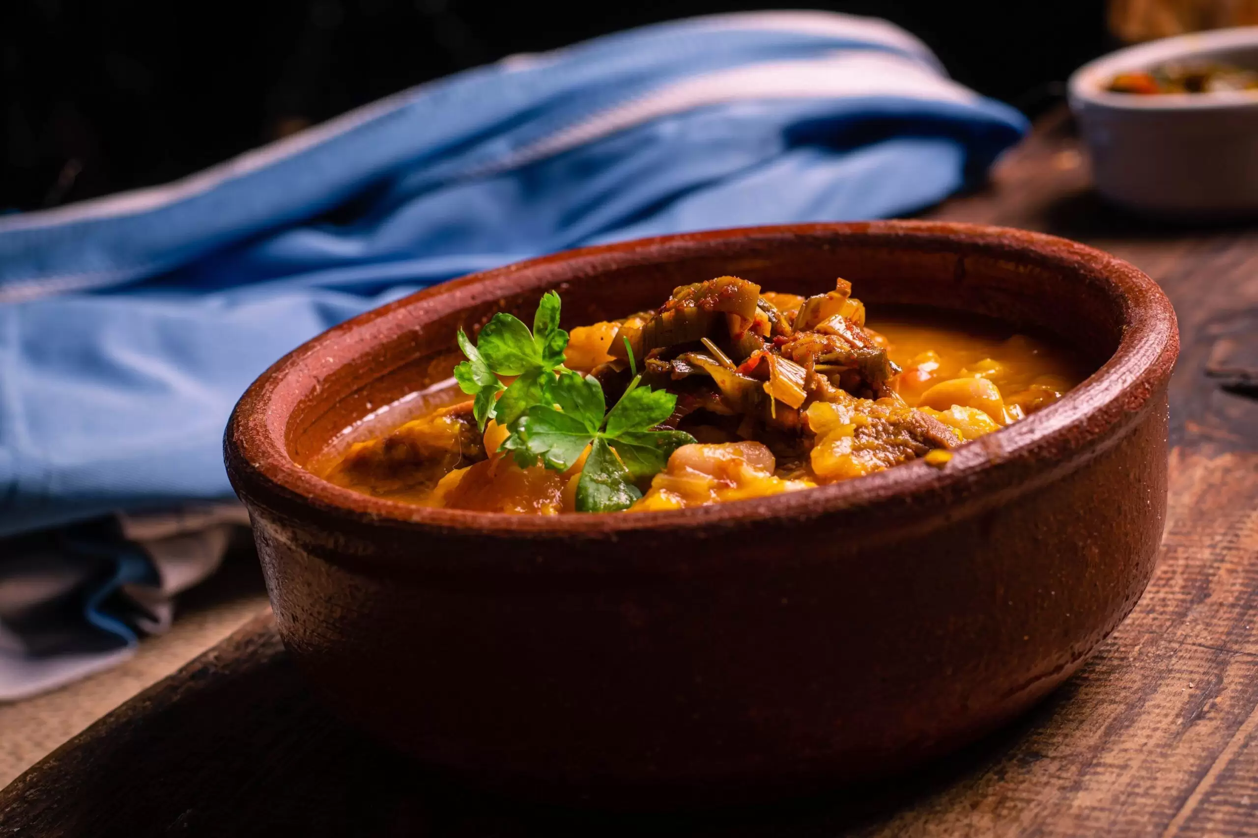 Delicias Cuyanas El término "locro" se refiere a un plato tradicional de la cocina argentina, especialmente consumido en días patrios como el 25 de mayo y el 9 de julio. Es un guiso espeso que generalmente lleva maíz, porotos, carne (puede ser de cerdo o vaca), chorizo y verduras. Si necesitás más información o un contexto específico sobre el locro, decime y te ayudo. receta