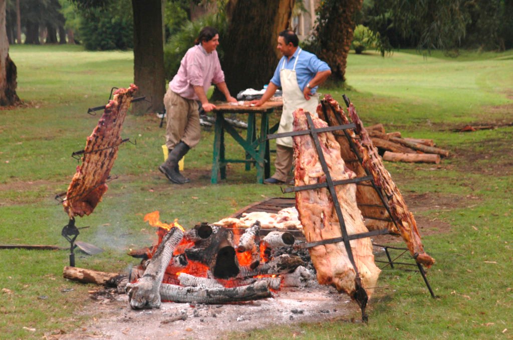 Guía de los rincones del asado en la Patagonia "Asado" ya está en español. Si te referías a una explicación o descripción del término, puedo ayudarte con eso. El "asado" es una tradición culinaria en Argentina que consiste en cocinar carne a la parrilla, generalmente de vaca, aunque también puede incluir cerdo, pollo y otros tipos de carne. Se suele acompañar con chimichurri y se disfruta en reuniones familiares o con amigos. ¿Te gustaría que te ayude con algo más específico? receta