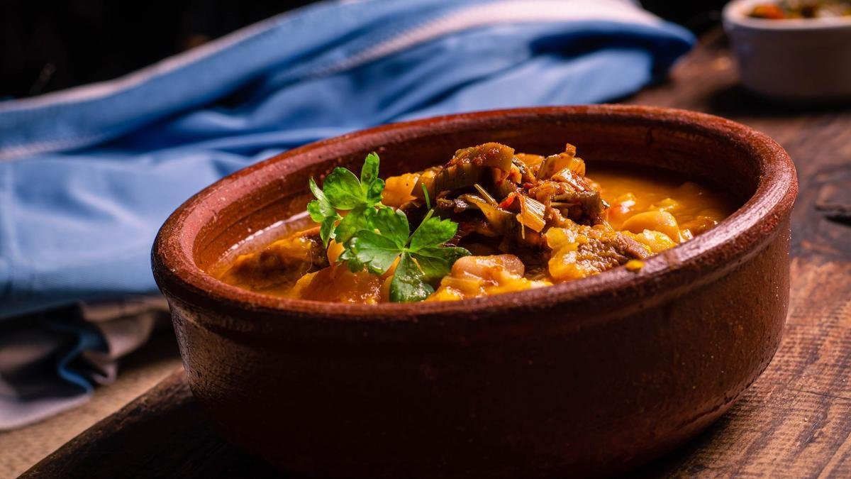 El locro tradicional de María O'Donnell El término "locro" se refiere a un plato tradicional argentino, especialmente popular en las festividades patrias como el 25 de mayo y el 9 de julio. Es un guiso espeso que generalmente incluye maíz, carne, zapallo, chorizo y otros ingredientes. Si necesitas más información o un contexto específico sobre el locro, no dudes en decírmelo. receta
