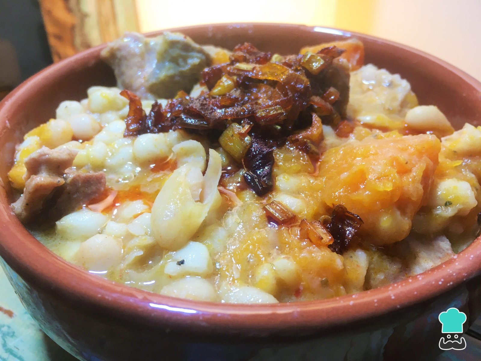 Descubriendo la receta de locro vegetariano de Pau Fajardo El término "locro" se refiere a un plato tradicional de la gastronomía argentina, especialmente popular durante las festividades patrias. Se trata de un guiso espeso que generalmente lleva maíz, carne (como cerdo, res o pollo), verduras y, en algunas versiones, chorizo. Es un plato muy reconfortante y nutritivo, ideal para compartir en familia o con amigos. Si necesitás más información o un contexto específico sobre el locro, hacémelo saber. receta