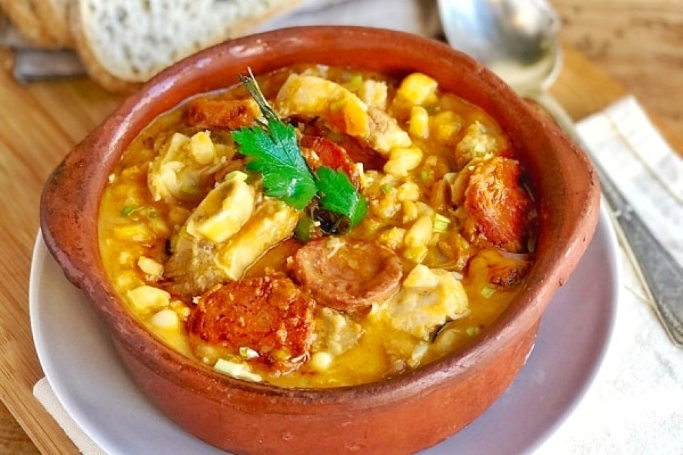 El locro tradicional de María O'Donnell El término "locro" se refiere a un plato tradicional argentino, especialmente popular en las festividades patrias como el 25 de mayo y el 9 de julio. Es un guiso espeso que generalmente incluye maíz, carne, zapallo, chorizo y otros ingredientes. Si necesitas más información o un contexto específico sobre el locro, no dudes en decírmelo. receta