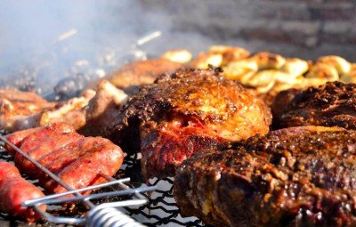 La revolución del asado "Asado" ya está en español. Se refiere a una tradicional parrillada argentina, donde se cocinan diferentes tipos de carne a la parrilla. Si necesitás más información o un contexto específico, no dudes en decírmelo. receta