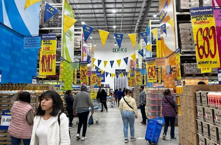 Una reconocida cadena de supermercados les cobrará a los clientes por ingresar a la tienda en El Cronista, Internacionales