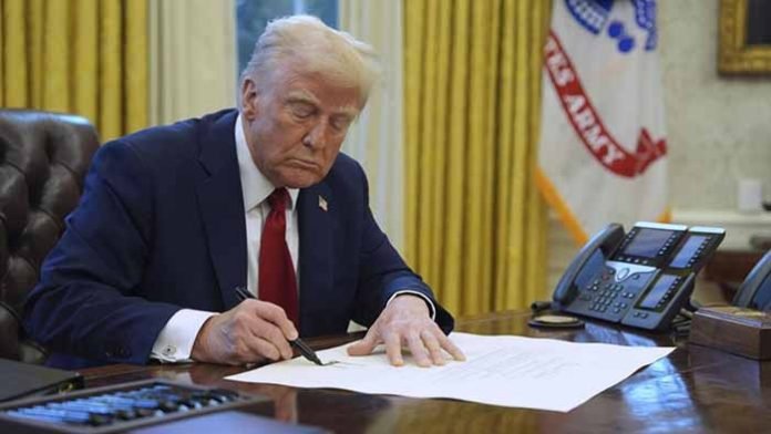 Trump amenaza con un arancel del 25% a los teléfonos de Apple y Samsung que no se fabriquen en EE. UU. iPhone