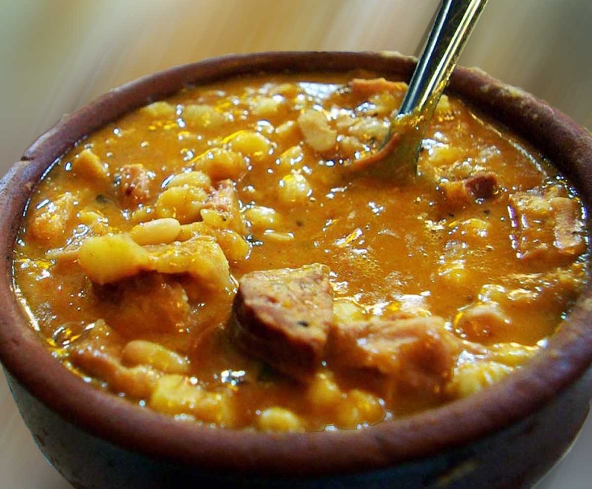 El locro autoral de Dolli Irigoyen El término "locro" se refiere a un plato tradicional argentino, especialmente popular en las festividades patrias. Es un guiso espeso que generalmente se prepara con maíz, porotos, carne de cerdo, chorizo y otros ingredientes. Se suele servir caliente y es muy apreciado en reuniones familiares y celebraciones. ¿Te gustaría saber más sobre la receta o su historia? receta