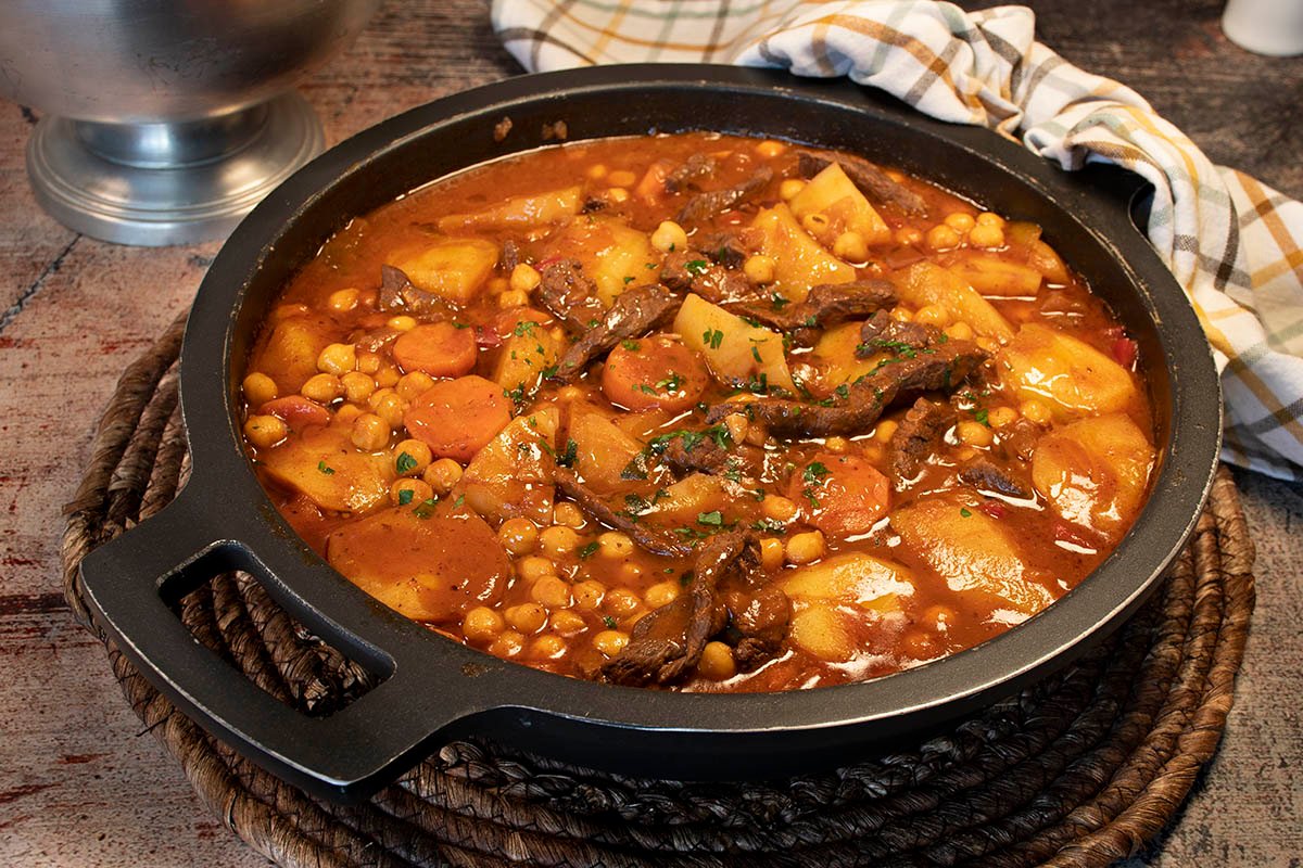 El regreso del guiso criollo El término "plato" se traduce igual al español argentino. Si te referís a algún contexto específico o a una frase en particular, por favor compartila y con gusto la traduzco. receta