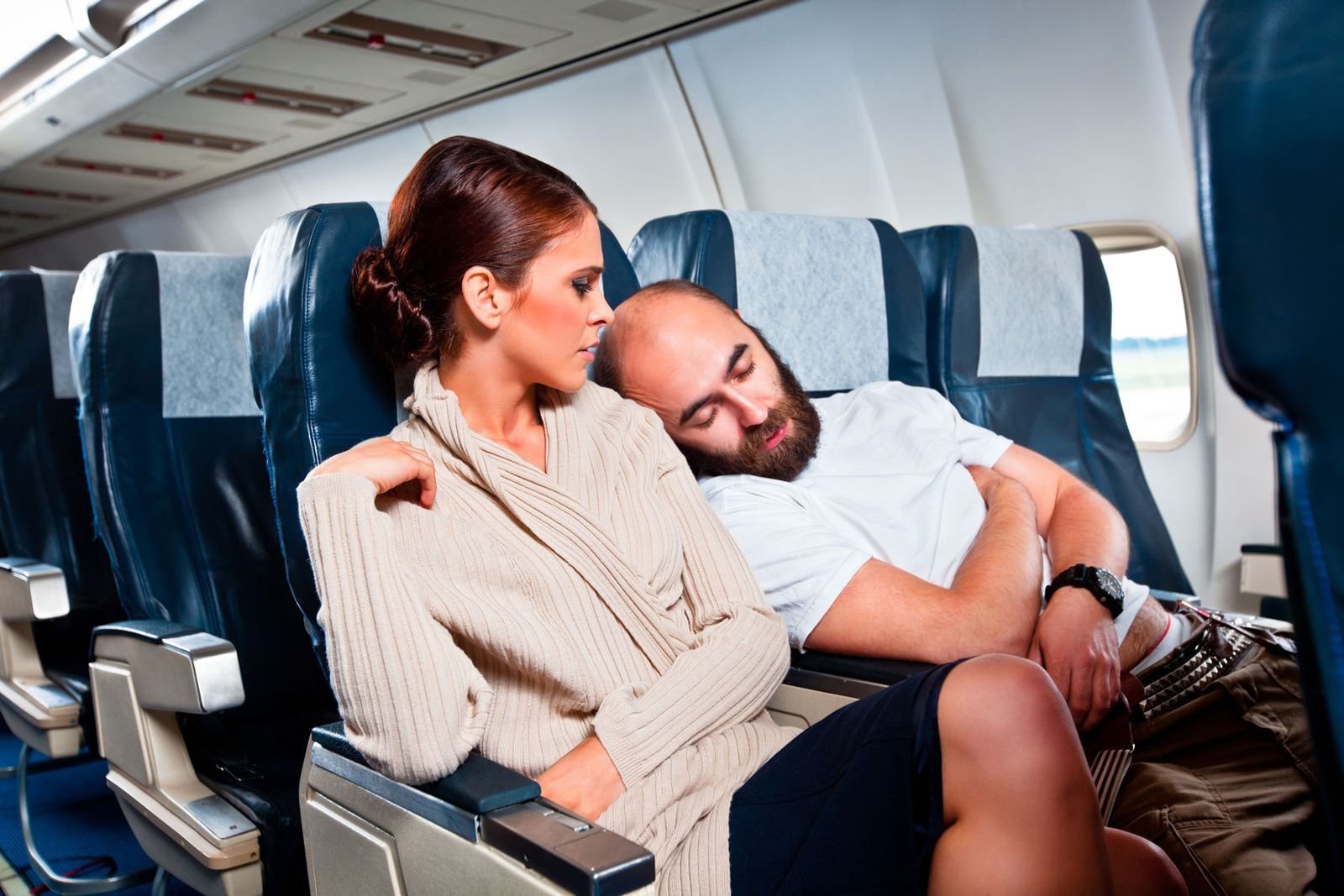 ¡No te pares! Las aerolíneas de Turquía multarán a los pasajeros que se levanten de sus asientos antes de tiempo en Redacción Clarín, Un