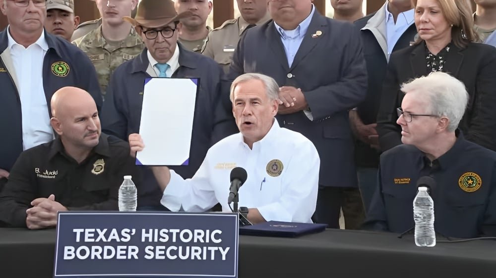El gobernador de Texas firma una ley de seguridad en línea que afecta a Apple y Google.