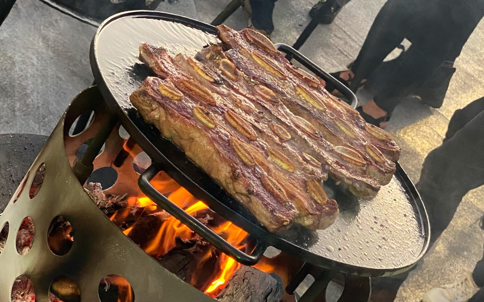Receta de asado a la olla de Francis Mallmann El término "asado" ya está en español, y en Argentina se refiere a una parrillada o carne asada, que es un plato muy típico y querido en la cultura argentina. Si necesitas más información o un contexto específico sobre el asado, no dudes en decírmelo. receta
