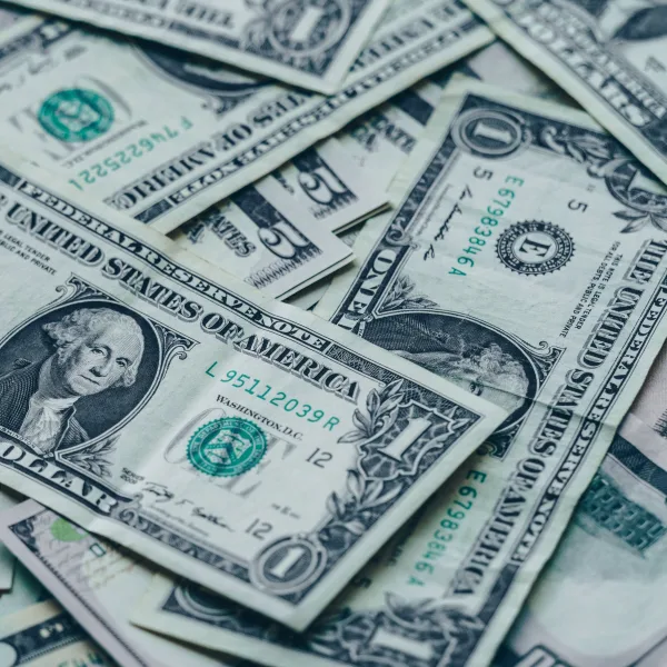 El dólar blue pierde $ 10 y la brecha con el oficial se mantiene en mínimos en El Cronista, Finanzas
