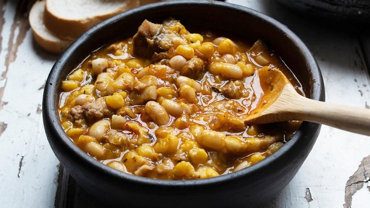 El locro de otoño de Martín Berasategui El "locro" es un plato tradicional argentino, especialmente popular en las festividades patrias como el 25 de mayo y el 9 de julio. Se trata de un guiso a base de maíz, porotos, carne y verduras, que se cocina a fuego lento. Es un plato muy nutritivo y reconfortante, ideal para compartir en familia o con amigos. receta