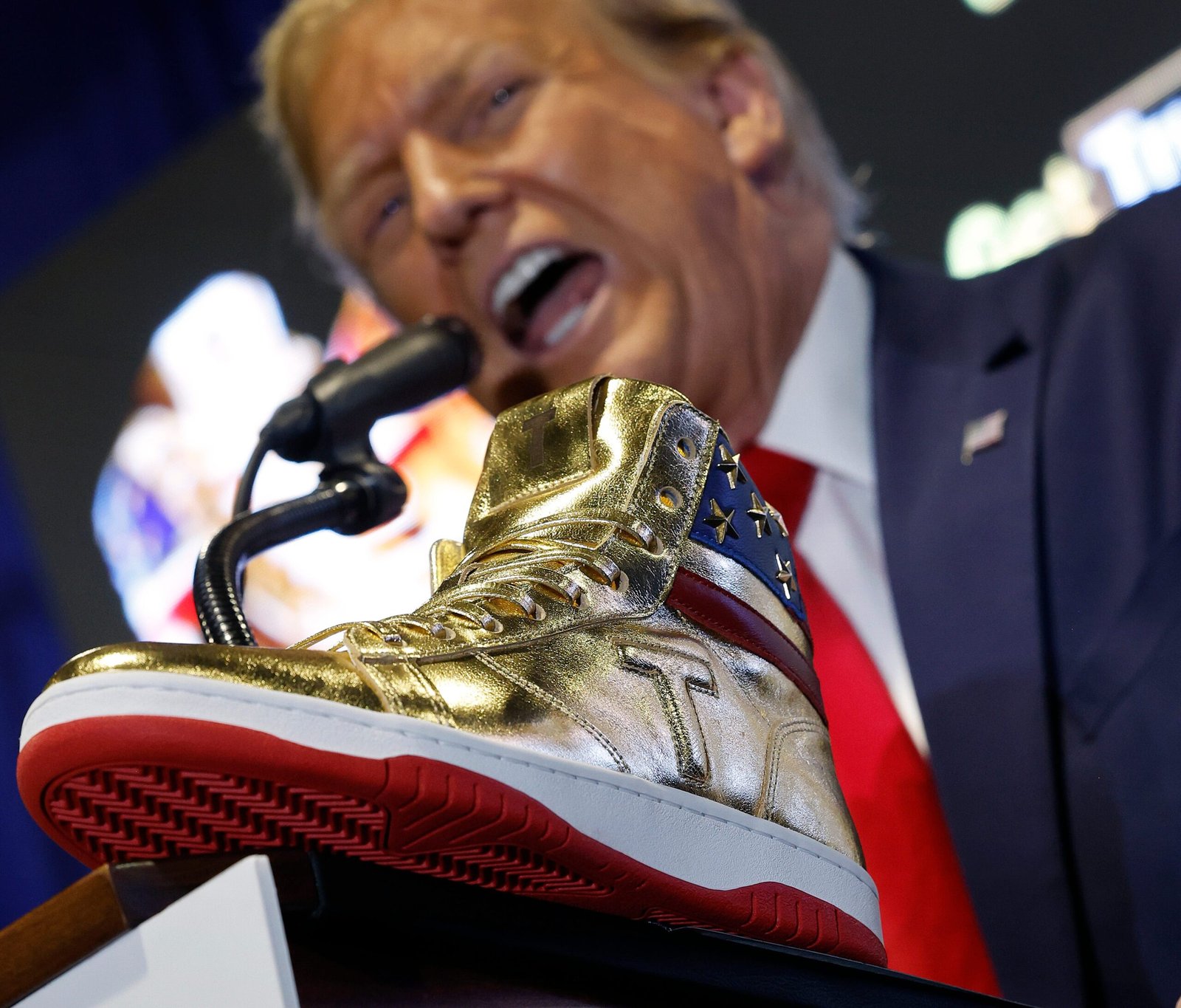 Donald Trump amenaza a Apple con una medida drástica si no fabrica iPhones en EE.UU. en El Cronista, Actualidad