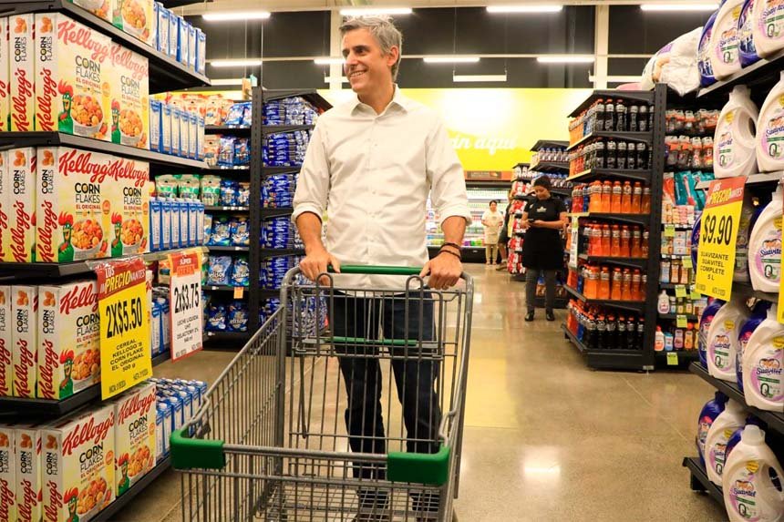 Una reconocida cadena de supermercados les cobrará a los clientes por ingresar a la tienda en El Cronista, Internacionales