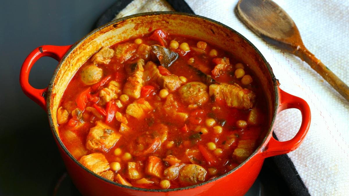 Receta de puchero criollo de José Manuel Balcarce La palabra "chef" se traduce al español como "chef" también. En Argentina, se utiliza de la misma manera, aunque a veces se puede escuchar "cocinero" en contextos más informales. ¿Necesitás algo más específico relacionado con "chef"? receta