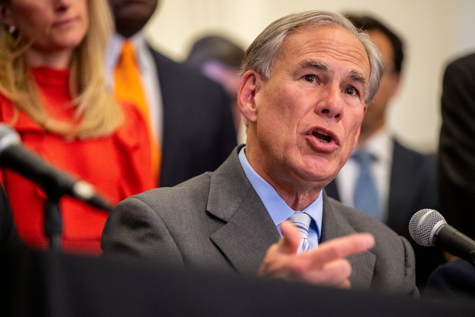El gobernador de Texas firma una ley de seguridad en línea que afecta a Apple y Google.