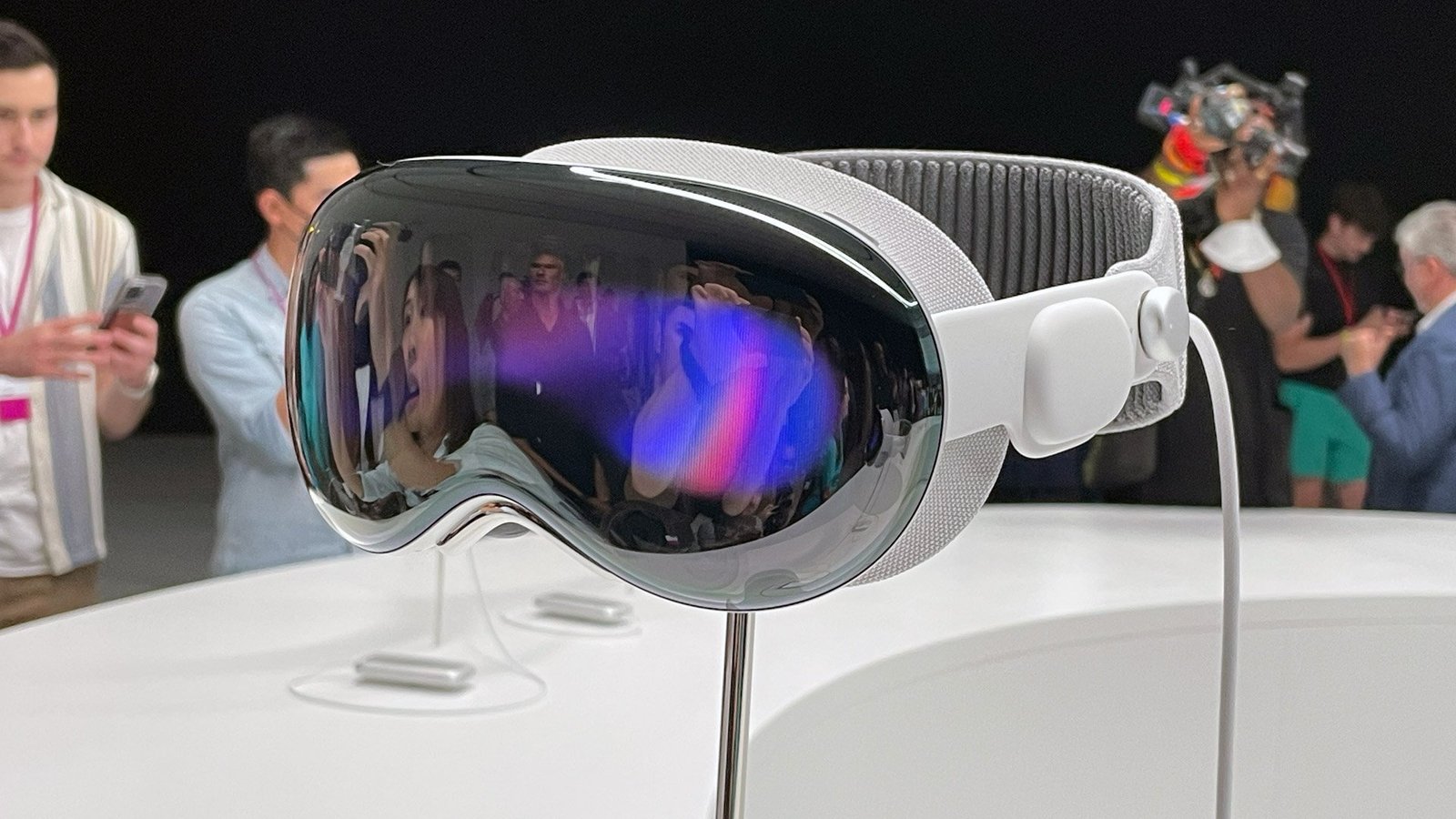 Las primeras gafas inteligentes de Apple podrían llegar el año que viene. Siri