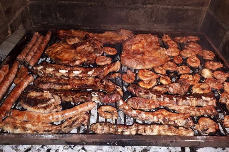 La magia del asado "Asado" ya está en español. En Argentina, se refiere a una parrillada o una comida típica donde se cocinan diferentes cortes de carne a la parrilla. Si necesitas más información o un contexto específico sobre el término, ¡decime y te ayudo! receta