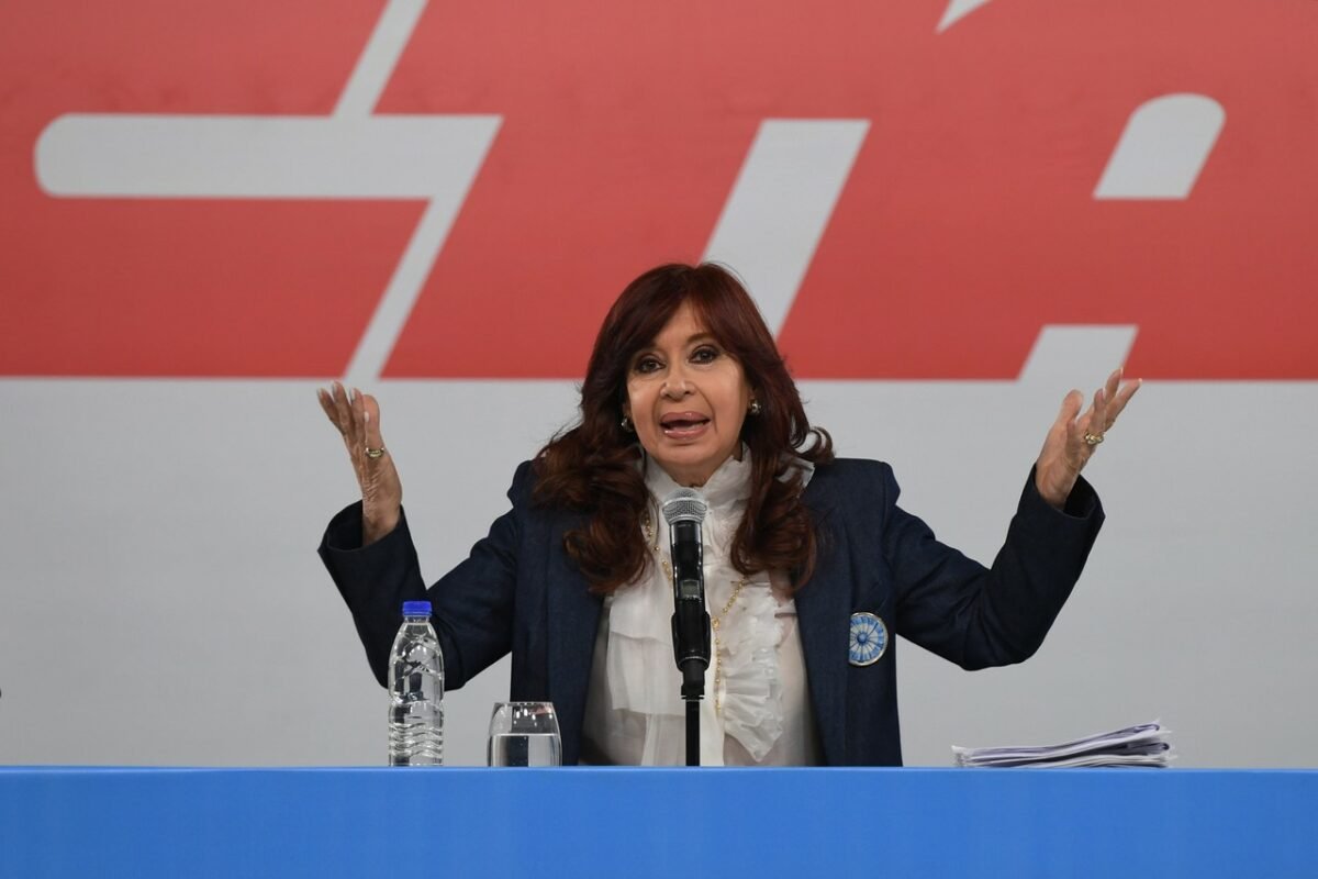 Cristina Kirchner rompió el silencio y apuntó contra el gobierno de Milei en El Cronista, Economía