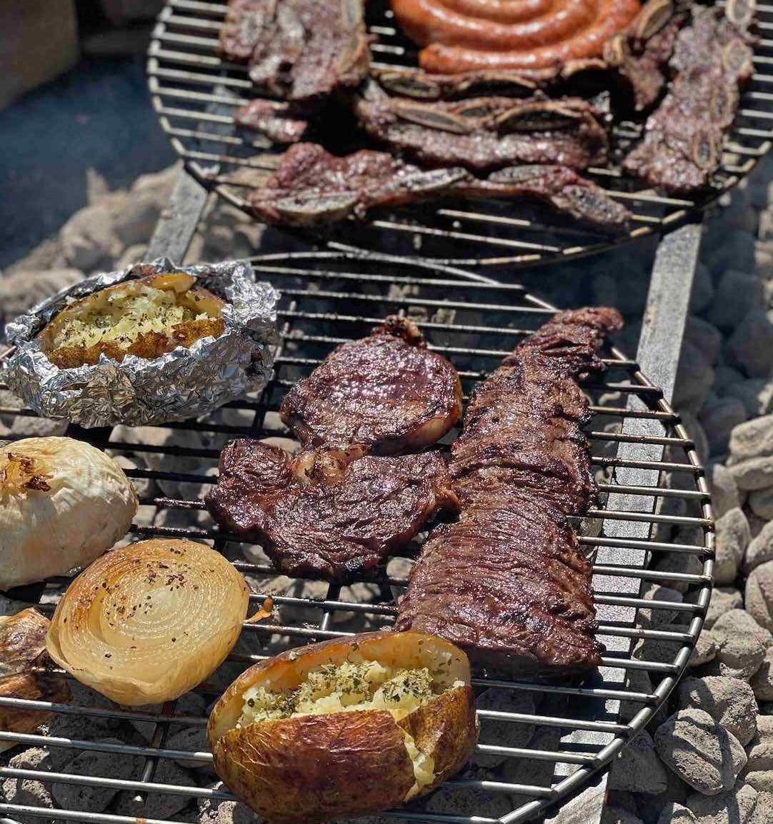 El arte del asado en olla "Asado" ya está en español, pero si necesitas que te explique o amplíe sobre el término, puedo decirte que en Argentina, "asado" se refiere a una comida tradicional que consiste en carne asada a la parrilla, generalmente acompañada de chorizos, morcillas y achuras, y se suele disfrutar en reuniones familiares o con amigos. Si hay algo más específico que quieras saber o traducir, ¡decime! receta
