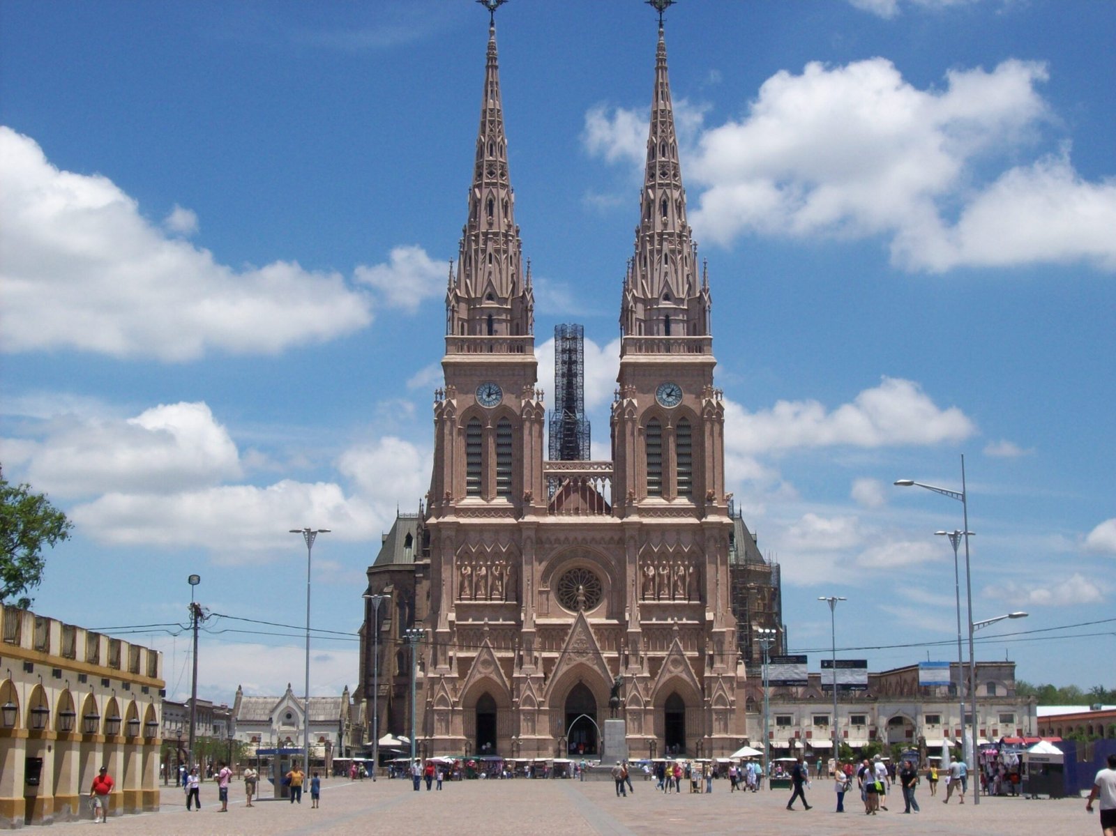 Postales de Luján y el turismo religioso en Destacados, Viajes