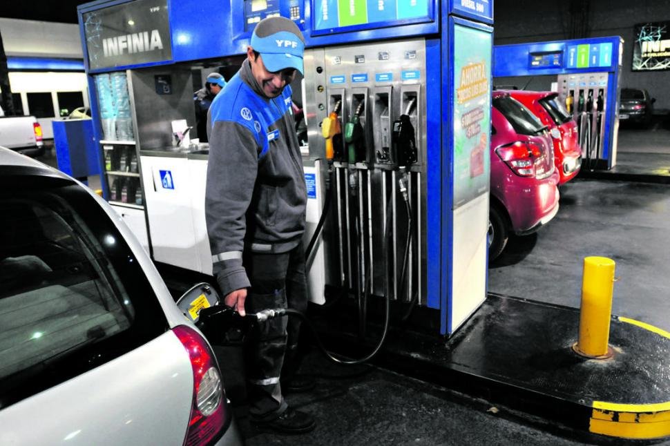 Imagen relacionada con Aumento del 1% en precios de combustibles de YPF desde junio por actualización en la región.