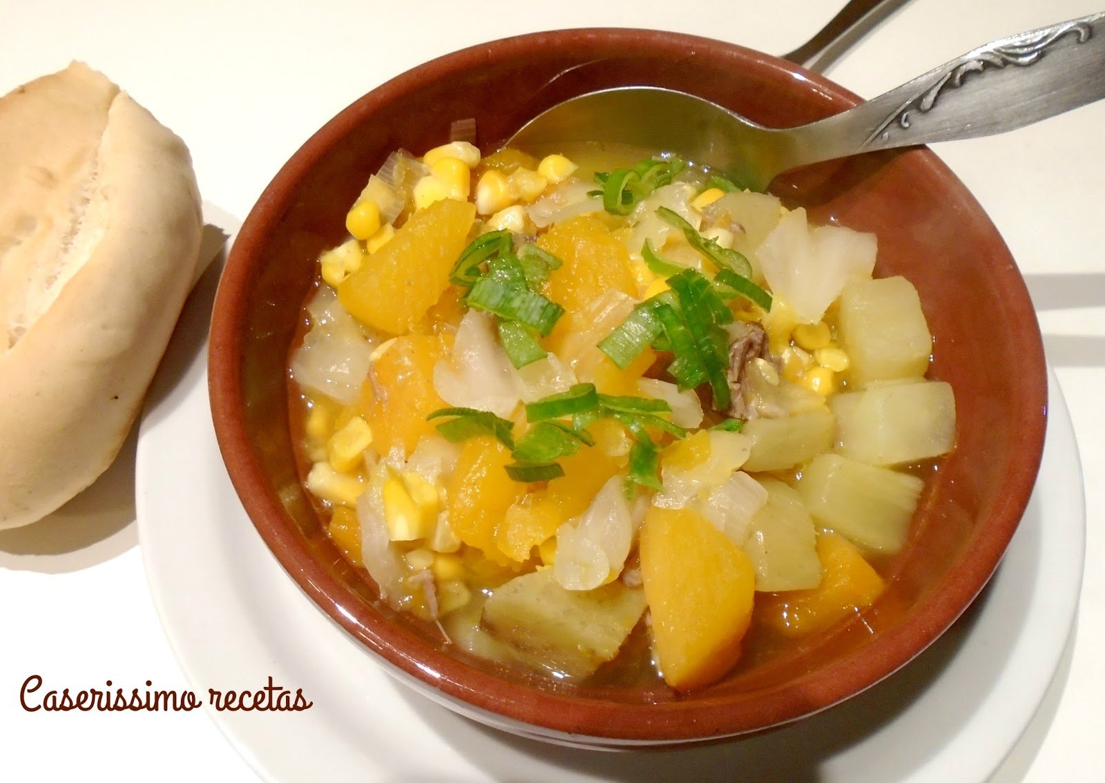 Locro tradicional de 9 de Julio El término "locro" se refiere a un guiso tradicional argentino, especialmente popular en la región andina y en las celebraciones patrias. Se elabora con maíz, carne, verduras y especias, y es un plato muy apreciado en el país. Si necesitás más información o un contexto específico sobre el locro, no dudes en decírmelo. receta