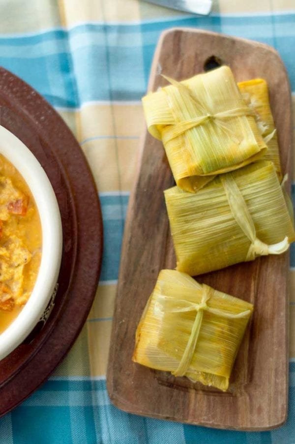 Receta de humita en chala de Dolli Irigoyen La palabra "chef" se traduce al español argentino como "chef" también, ya que se utiliza el término en su forma original. Sin embargo, si te referís a un cocinero o una cocinera, podrías usar "cocinero" o "cocinera". ¿Necesitás algo más específico? receta