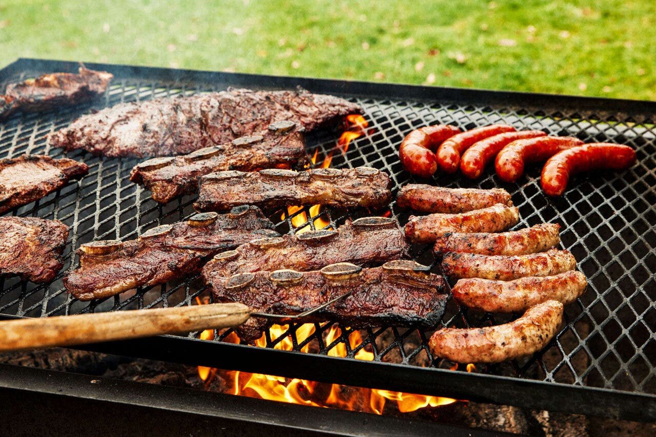 El asado de los pueblos originarios El término "asado" ya está en español. En Argentina, se refiere a una comida tradicional que consiste en carne asada a la parrilla, generalmente acompañada de chorizos, morcillas y otros cortes de carne, todo cocido a la leña o carbón. Si necesitas más información o un contexto específico, no dudes en decírmelo. receta