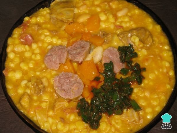 Descubriendo el locro de invierno de Choly Berreteaga El término "locro" se refiere a un plato tradicional de la gastronomía argentina, especialmente consumido en fechas patrias como el 25 de mayo y el 9 de julio. Es un guiso a base de maíz, carne, zapallo y otros ingredientes que varían según la región. Si necesitás más información o un contexto específico sobre el locro, no dudes en decírmelo. receta