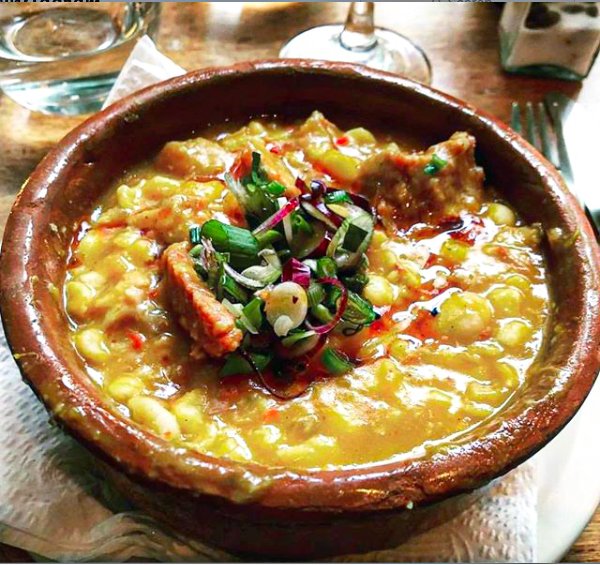 El locro moderno de Pedro Bargero El término "locro" se refiere a un plato tradicional de la gastronomía argentina, especialmente popular en las celebraciones del 25 de mayo y el 9 de julio. Es un guiso espeso que generalmente se prepara con maíz, porotos, carne (como cerdo o vaca), y a veces se le agregan verduras como zapallo y papas. Es un plato muy reconfortante y nutritivo, ideal para compartir en familia o con amigos. Si tenés alguna pregunta específica sobre el locro o querés saber más sobre su preparación, ¡decime! receta