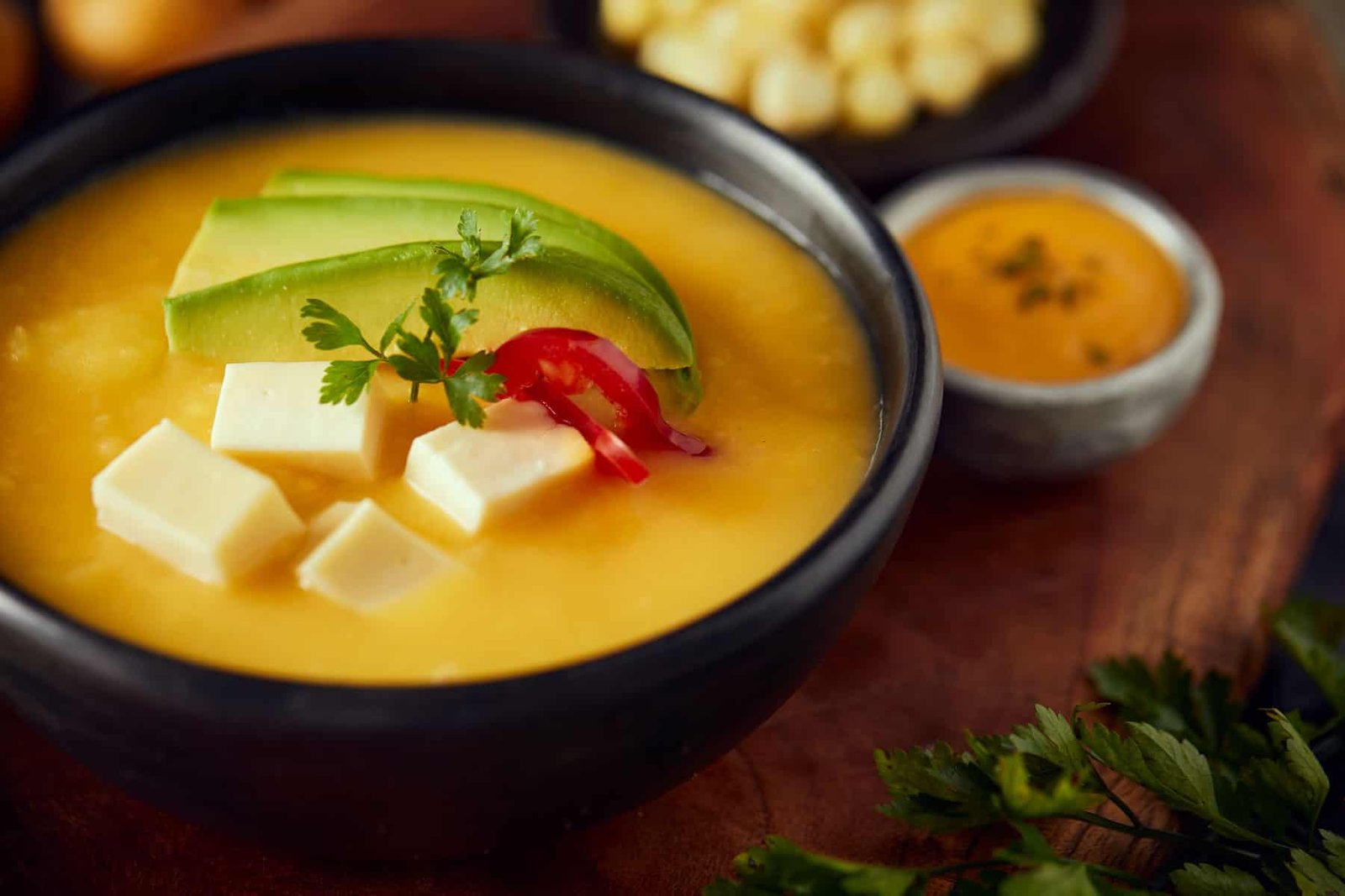 El locro moderno de Pedro Bargero El término "locro" se refiere a un plato tradicional de la gastronomía argentina, especialmente popular en las celebraciones del 25 de mayo y el 9 de julio. Es un guiso espeso que generalmente se prepara con maíz, porotos, carne (como cerdo o vaca), y a veces se le agregan verduras como zapallo y papas. Es un plato muy reconfortante y nutritivo, ideal para compartir en familia o con amigos. Si tenés alguna pregunta específica sobre el locro o querés saber más sobre su preparación, ¡decime! receta