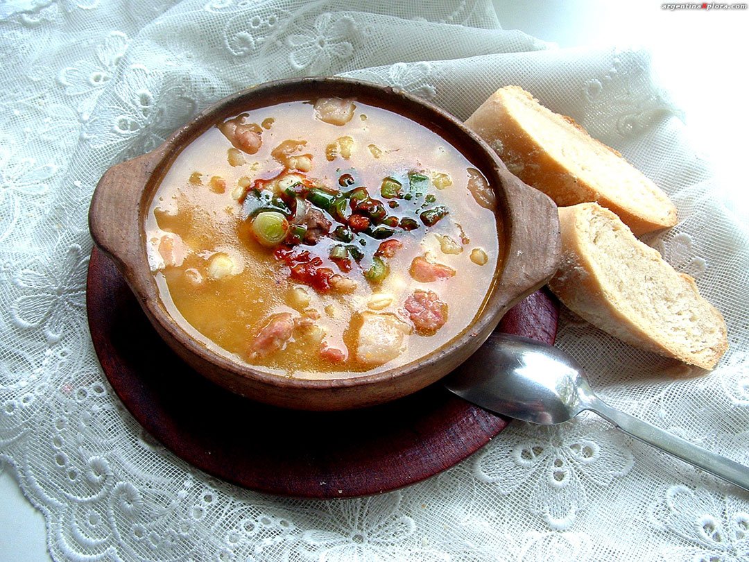 El locro de invierno con un giro El término "locro" ya está en español y se refiere a un plato tradicional argentino, especialmente consumido en fechas patrias como el 25 de mayo y el 9 de julio. Es un guiso a base de maíz, carne y otras verduras. Si necesitas más información o una descripción más detallada, ¡decime! receta