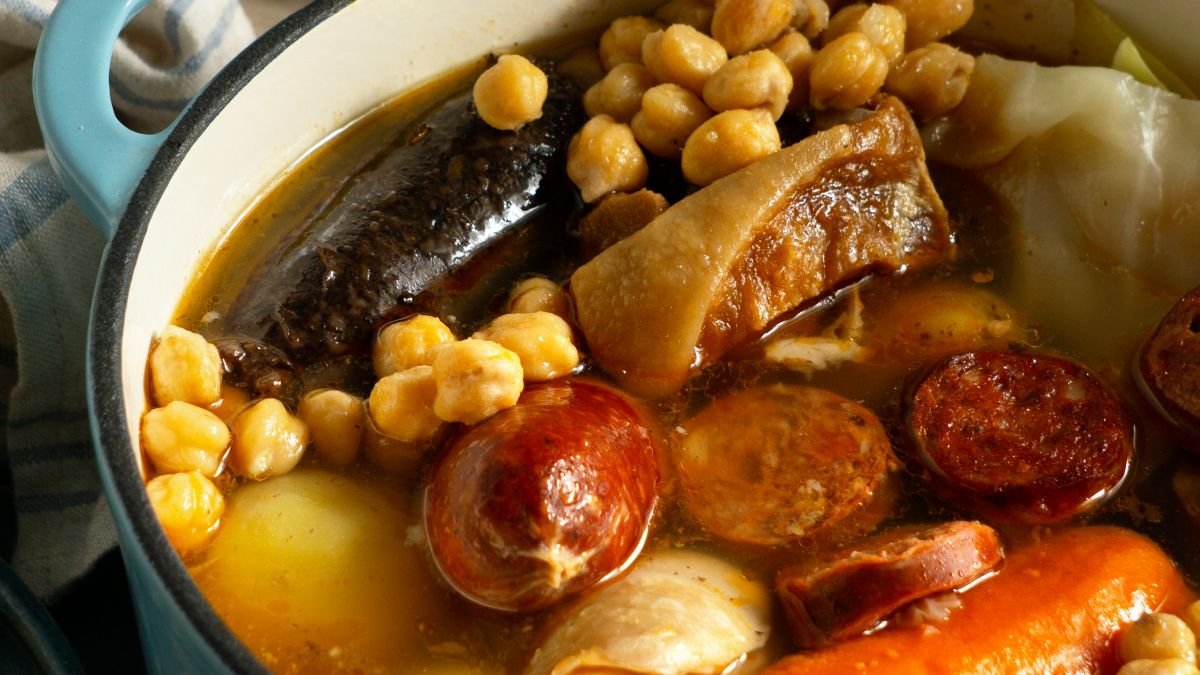 Receta de puchero argentino de Germán Martitegui La palabra "cocina" se traduce igual al español argentino: "cocina". Si necesitas una traducción de un texto más extenso o específico relacionado con "cocina", no dudes en compartirlo. receta