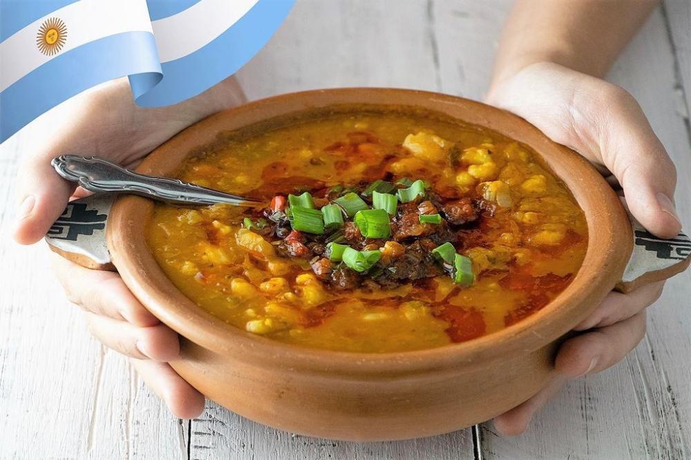 Locro tradicional de 9 de Julio El término "locro" se refiere a un guiso tradicional argentino, especialmente popular en la región andina y en las celebraciones patrias. Se elabora con maíz, carne, verduras y especias, y es un plato muy apreciado en el país. Si necesitás más información o un contexto específico sobre el locro, no dudes en decírmelo. receta