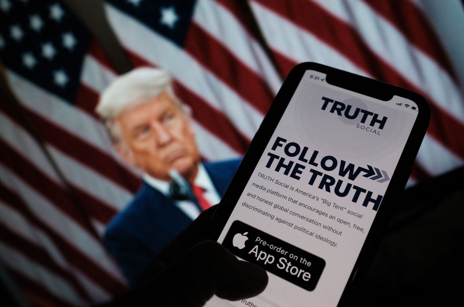 Donald Trump amenaza a Apple con una medida drástica si no fabrica iPhones en EE.UU. en El Cronista, Actualidad