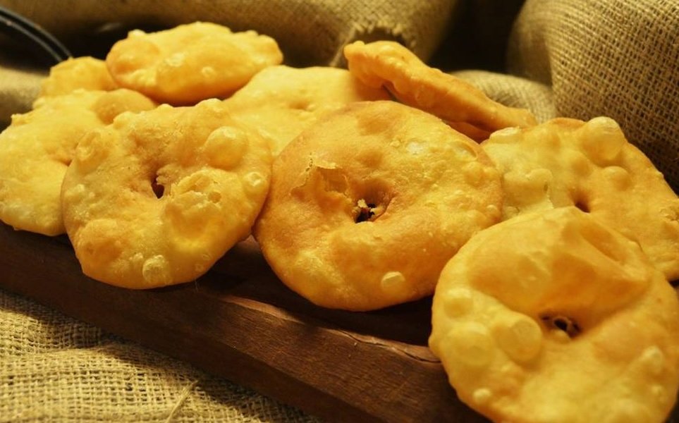La creación de la torta frita perfecta según Diego Galafassi La traducción de "chef" al español argentino es "chef". En este caso, se utiliza la misma palabra, ya que es ampliamente reconocida y aceptada en el ámbito culinario. receta
