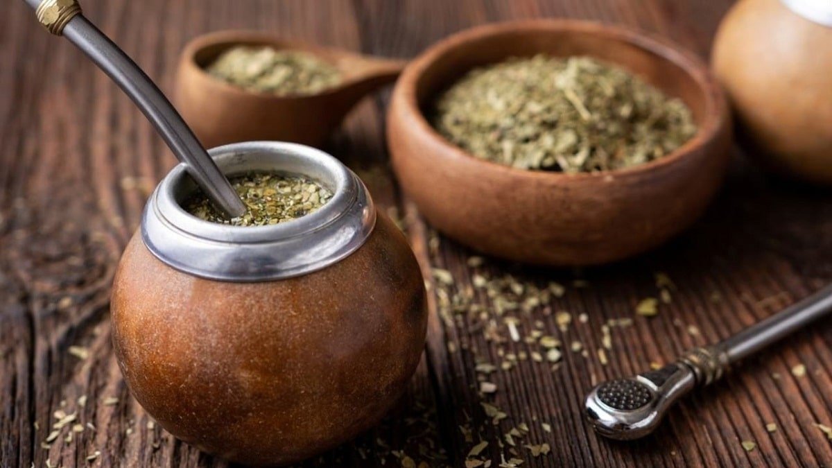 La infusión mágica del mate en la cocina de autor La palabra "chef" se traduce al español como "chef" también, ya que se utiliza en su forma original. Sin embargo, en un contexto más informal, podrías referirte a un "cocinero" o "cocinera". ¿Te gustaría que traduzca algo más específico relacionado con "chef"? receta