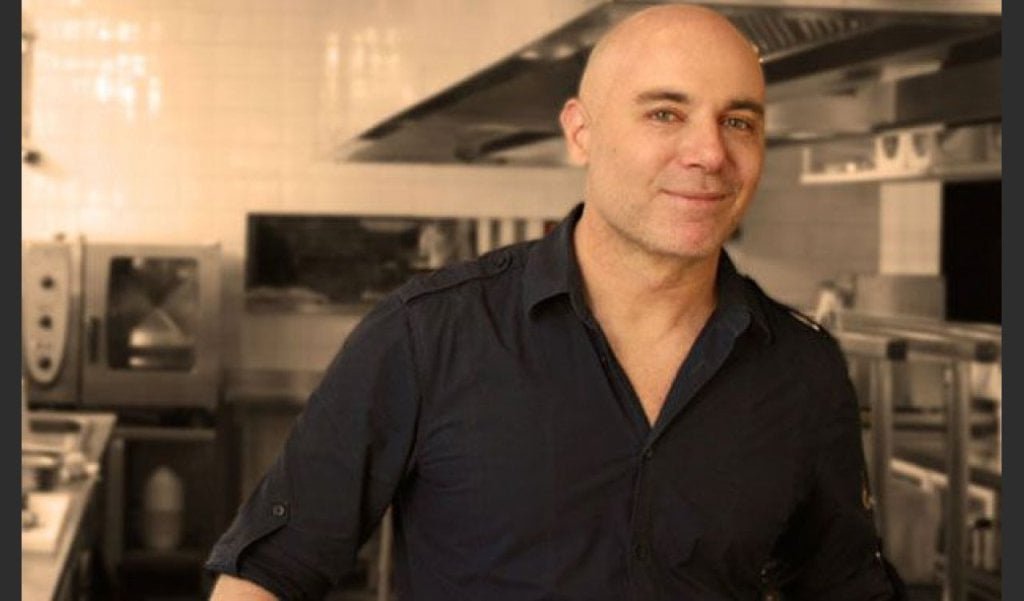 El asado reinventado de Germán Martitegui La traducción de "chef" al español argentino es "chef". Se utiliza la misma palabra, ya que es un término ampliamente reconocido y aceptado en el ámbito gastronómico. Sin embargo, también se puede usar "cocinero" si se quiere referir a alguien que cocina de manera más general. receta