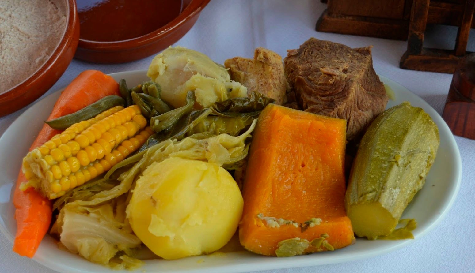 Receta de puchero criollo de José Manuel Balcarce La palabra "chef" se traduce al español como "chef" también. En Argentina, se utiliza de la misma manera, aunque a veces se puede escuchar "cocinero" en contextos más informales. ¿Necesitás algo más específico relacionado con "chef"? receta