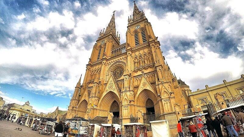 Postales de Luján y el turismo religioso en Destacados, Viajes