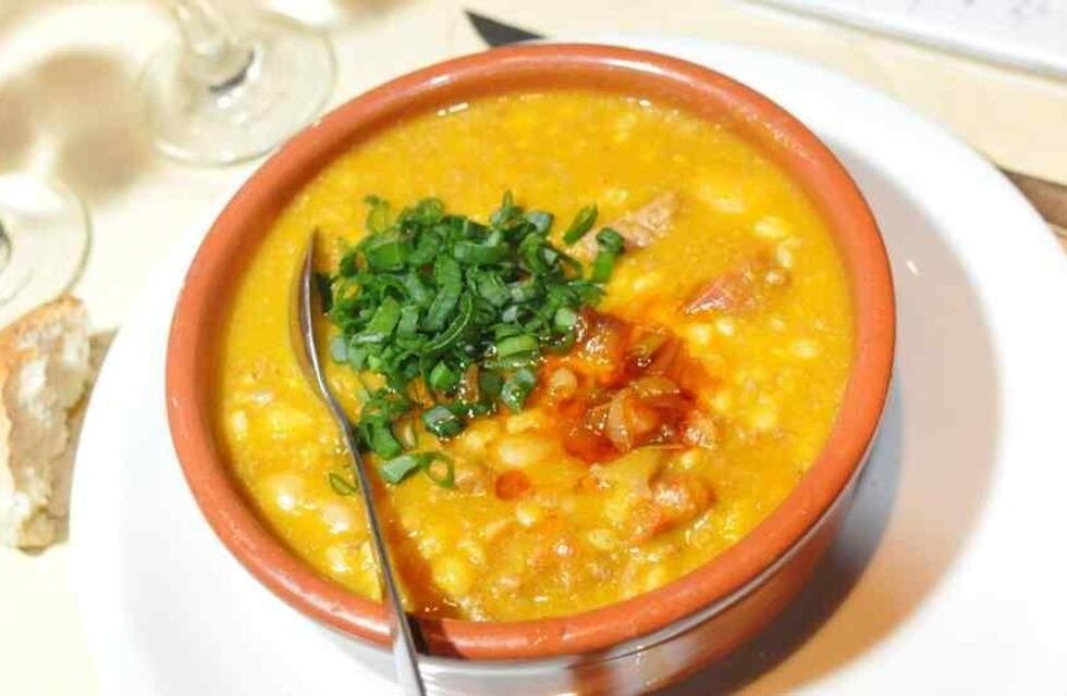Descubriendo el locro de verano El término "locro" se refiere a un plato tradicional argentino, especialmente popular en festividades como el 25 de mayo y el 9 de julio. Es un guiso espeso que generalmente lleva maíz, porotos, carne y verduras. Si necesitas más información o un contexto específico sobre el locro, no dudes en decírmelo. receta