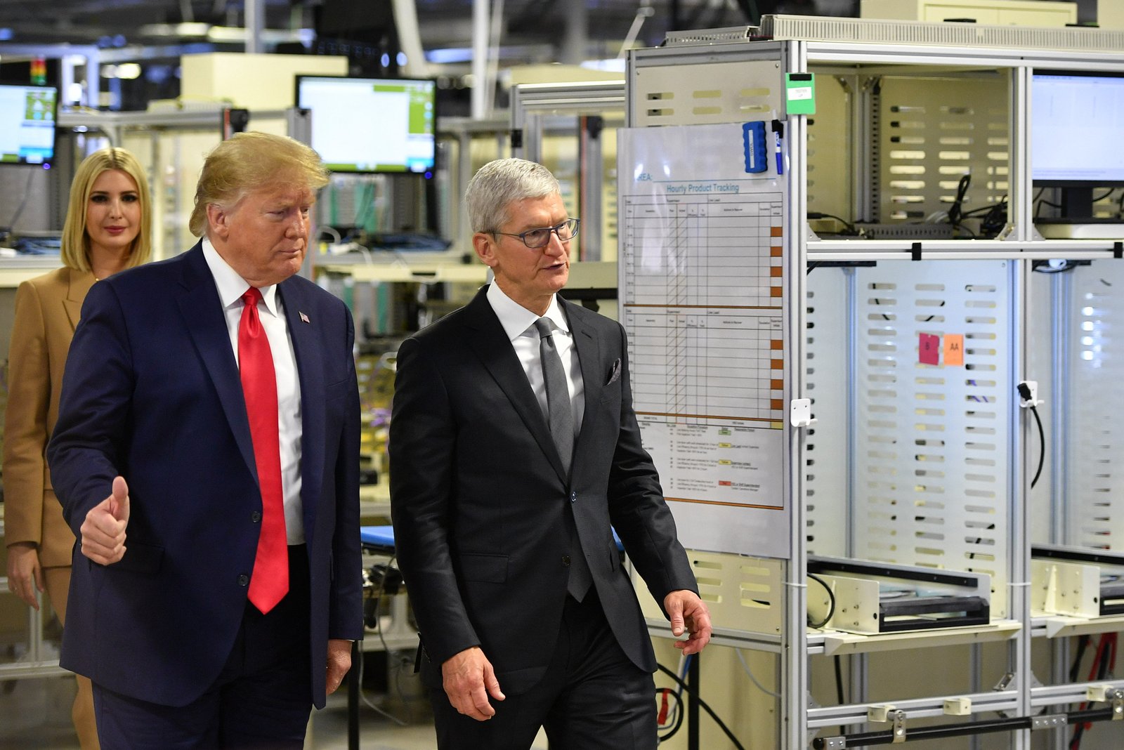 Donald Trump amenaza a Apple con una medida drástica si no fabrica iPhones en EE.UU. en El Cronista, Actualidad