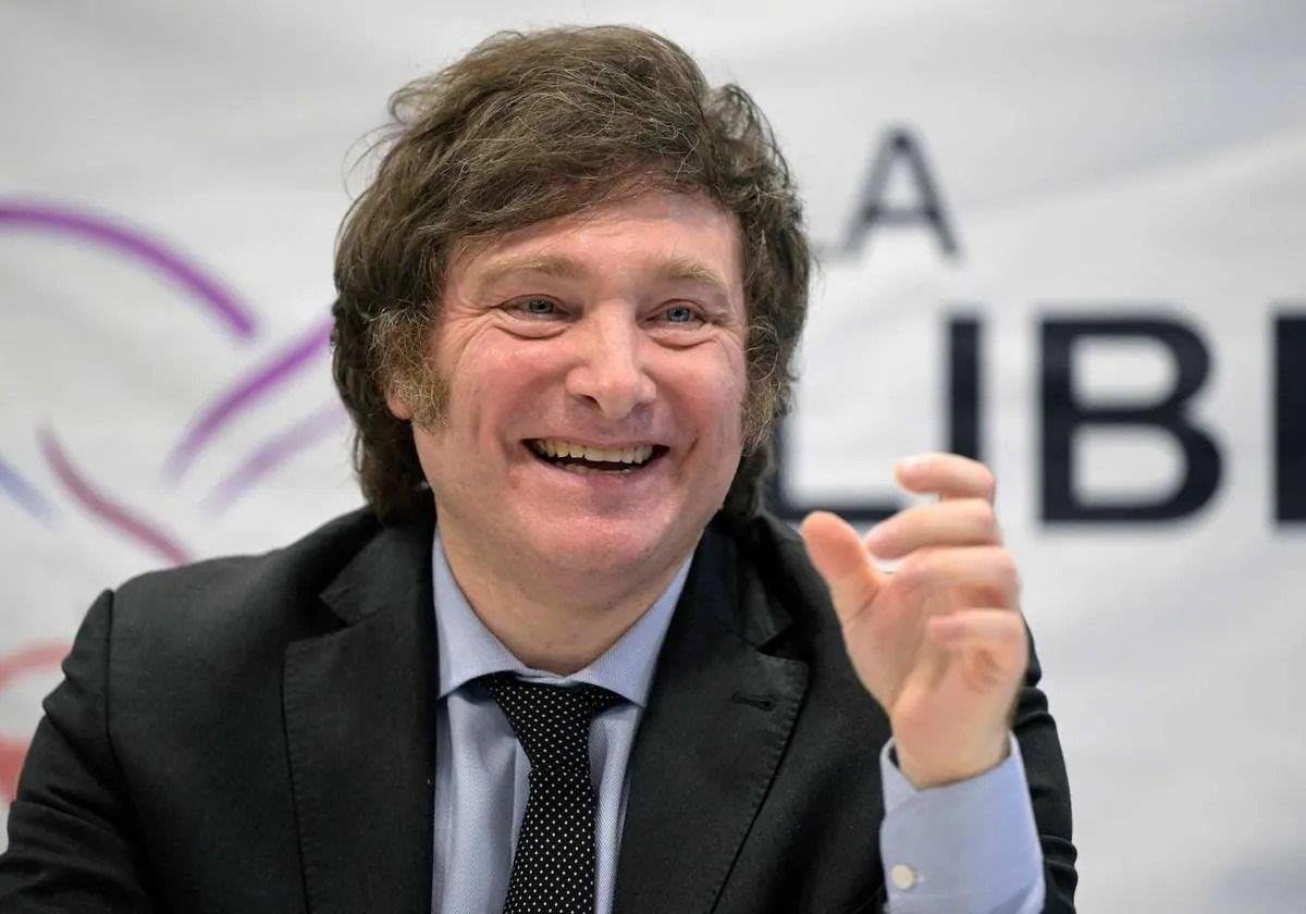 Milei escala en el ranking de presidentes pero lo acompaña un vecino incómodo en el podio en El Cronista, Economía