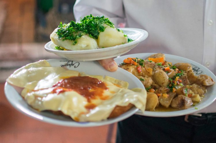 Guía de los mejores bodegones porteños La traducción de "plato" al español argentino es "plato". Si necesitas más contexto o una frase específica, no dudes en decírmelo. receta